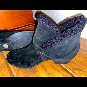 Me Too Sherpa and Suede women’s black booties NWOT